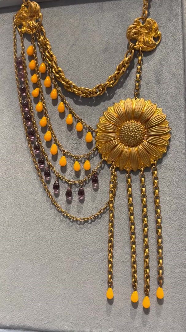 Sautoir tournesol asymétrique, verre et métal doré — vidéo