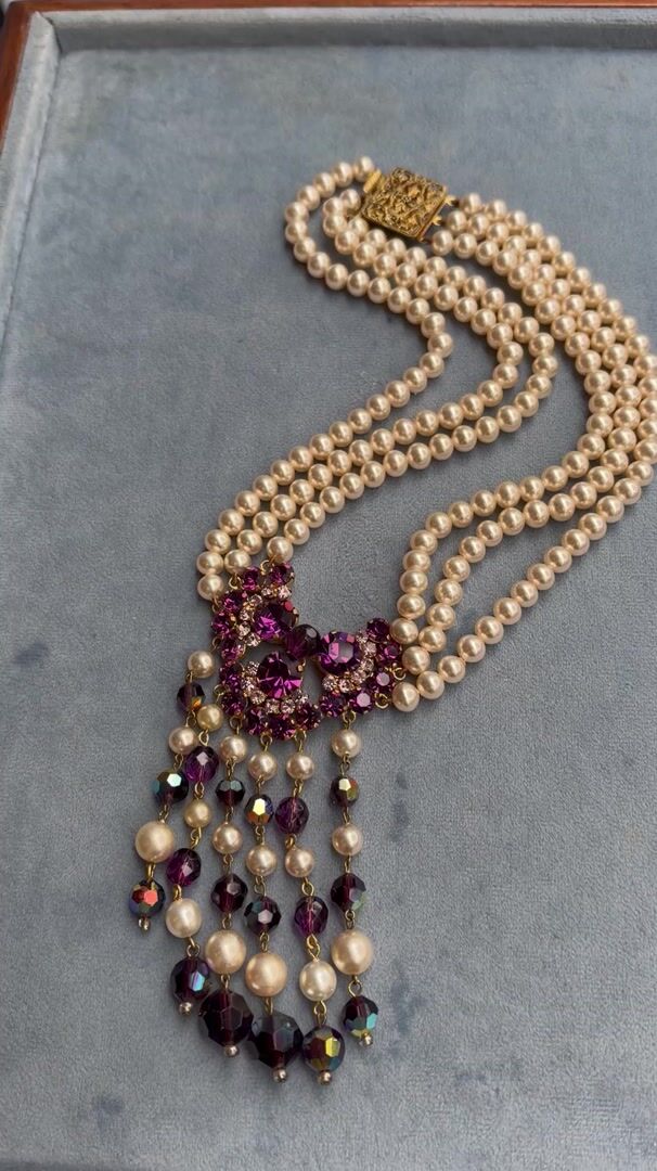 Costume pearl and purple rhinestone bib necklace, 1990s — vidéo