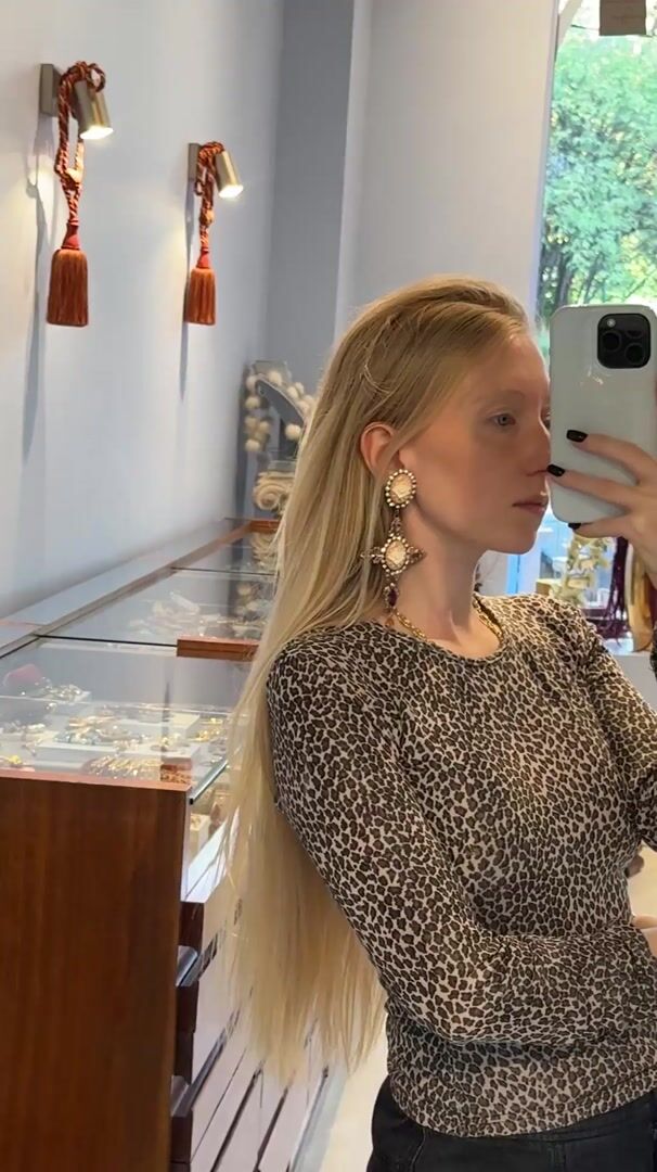 Baroque Cross and Rose Clip-On Earrings in Golden Metal — vidéo
