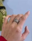 Flower-Engraved Silver Band Ring — vidéo
