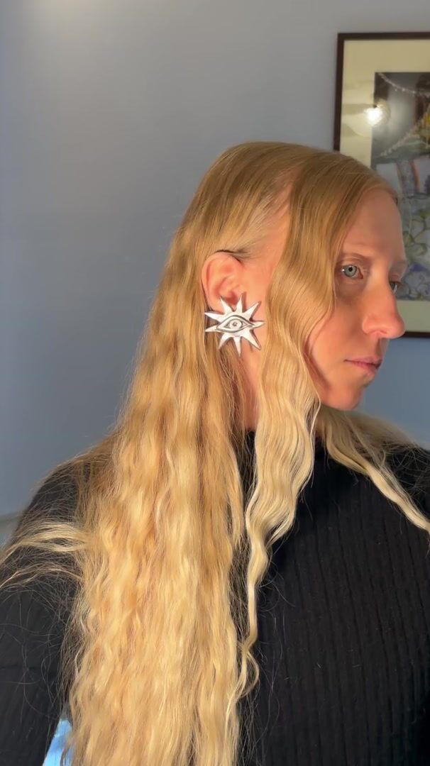 Scooter Sun and Eye Clip-On Earrings in Silver Galvanized Resin — vidéo
