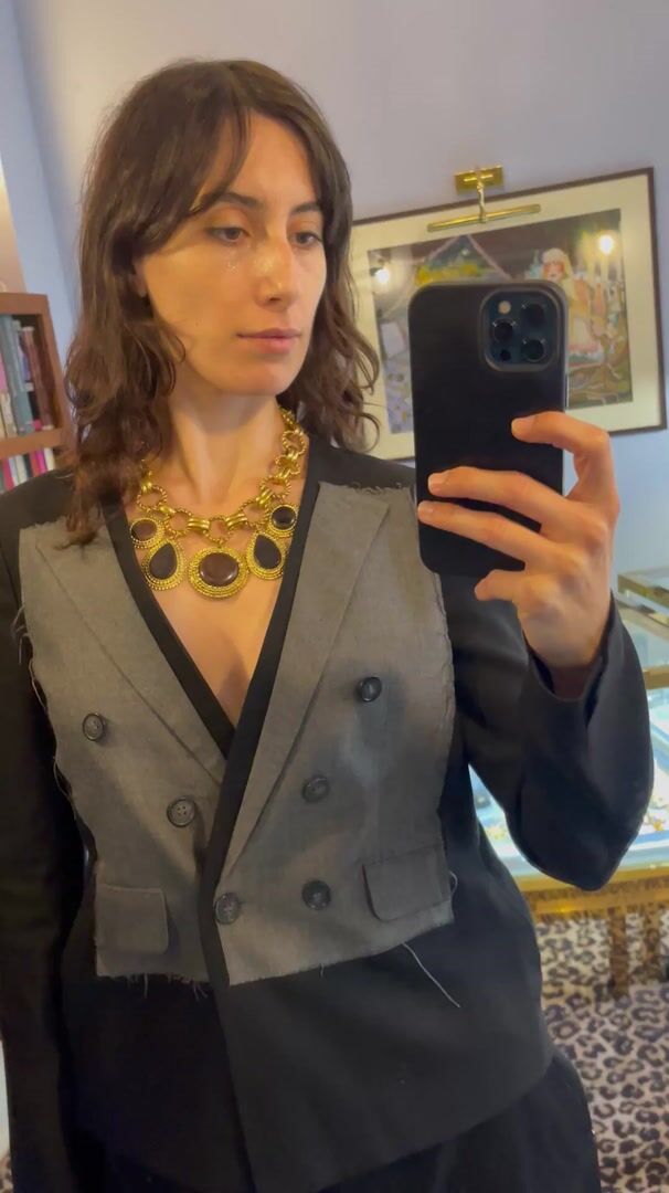 Edouard Rambaud 1980s Gold-Tone and Wood Charm Necklace — vidéo