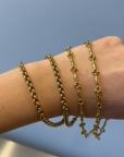 Collier chaîne maille grain de riz en plaqué or — vidéo