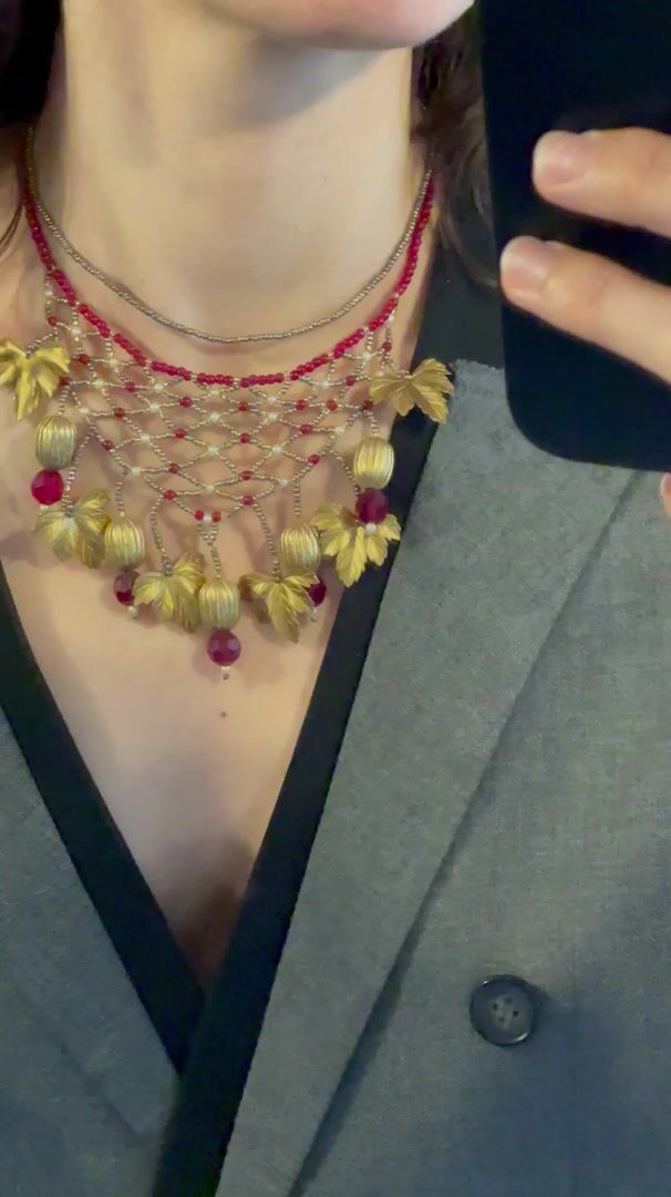 Collier feuilles en métal doré et perles, style Renaissance, années 1980 — vidéo