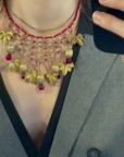 Collier feuilles en métal doré et perles, style Renaissance, années 1980 — vidéo