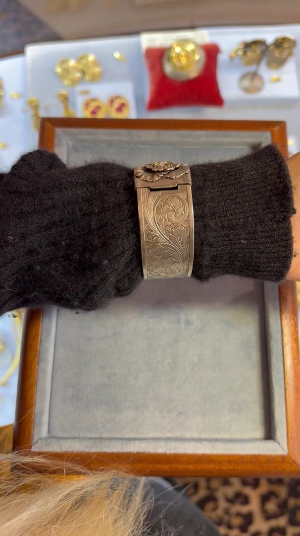 Bracelet manchette fleuri en métal argenté — vidéo