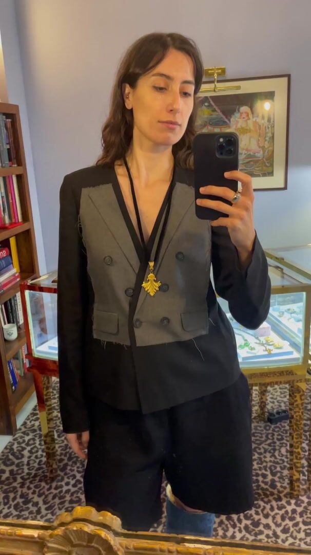 Prevost Black Velvet and Gilded Leaf Necklace — vidéo