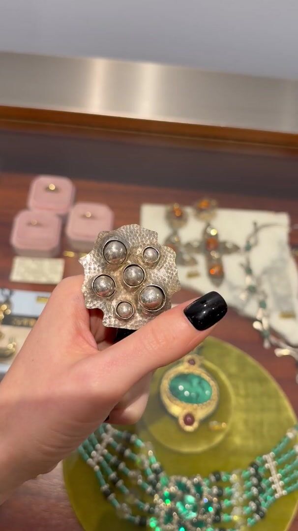 Organic silvery  ring with spheres — vidéo