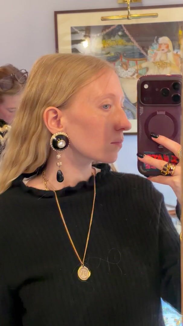 Boucles d'oreilles clips Valentino, verre noir, années 1980 — vidéo