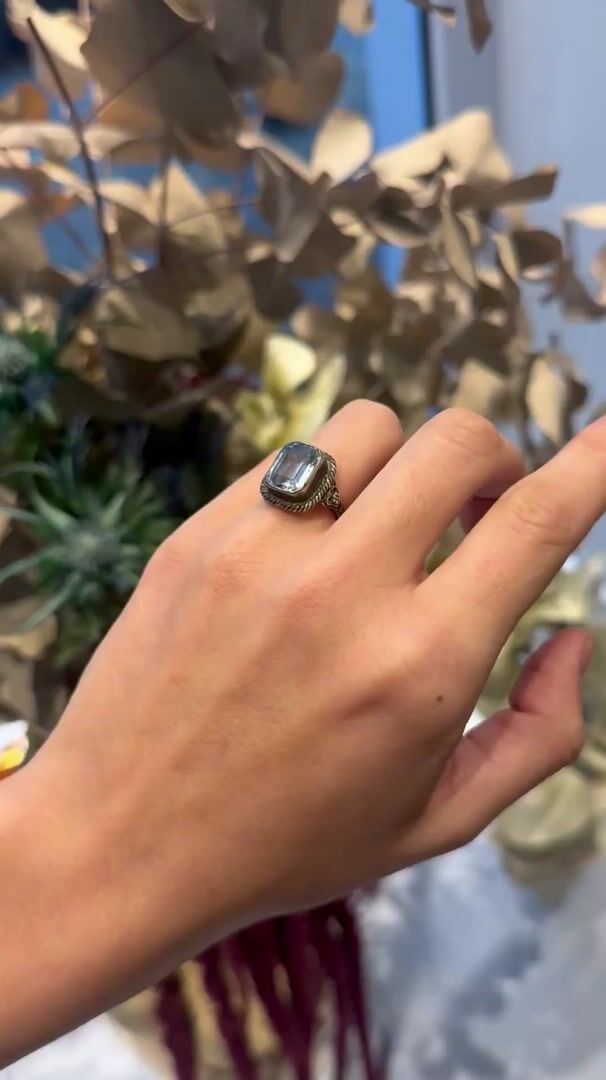 Bague solitaire ancienne en argent et topaze bleue — vidéo