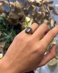 Bague solitaire ancienne en argent et topaze bleue — vidéo