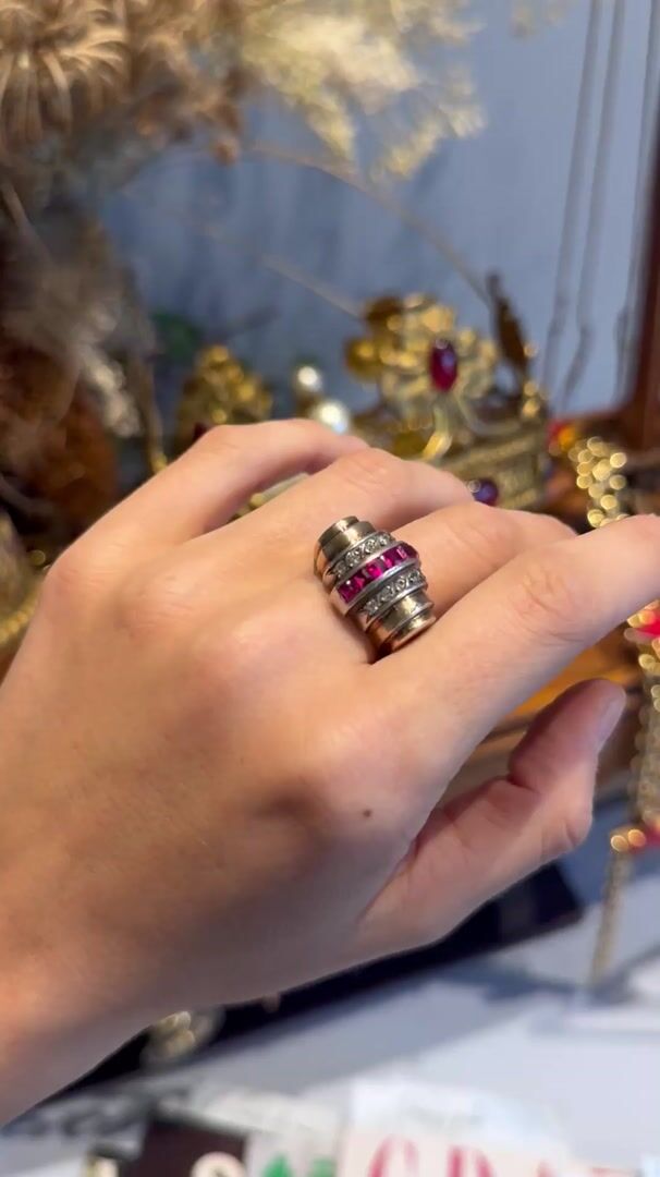 1940s Tank Ring in Vermeil and synthetic rubies — vidéo