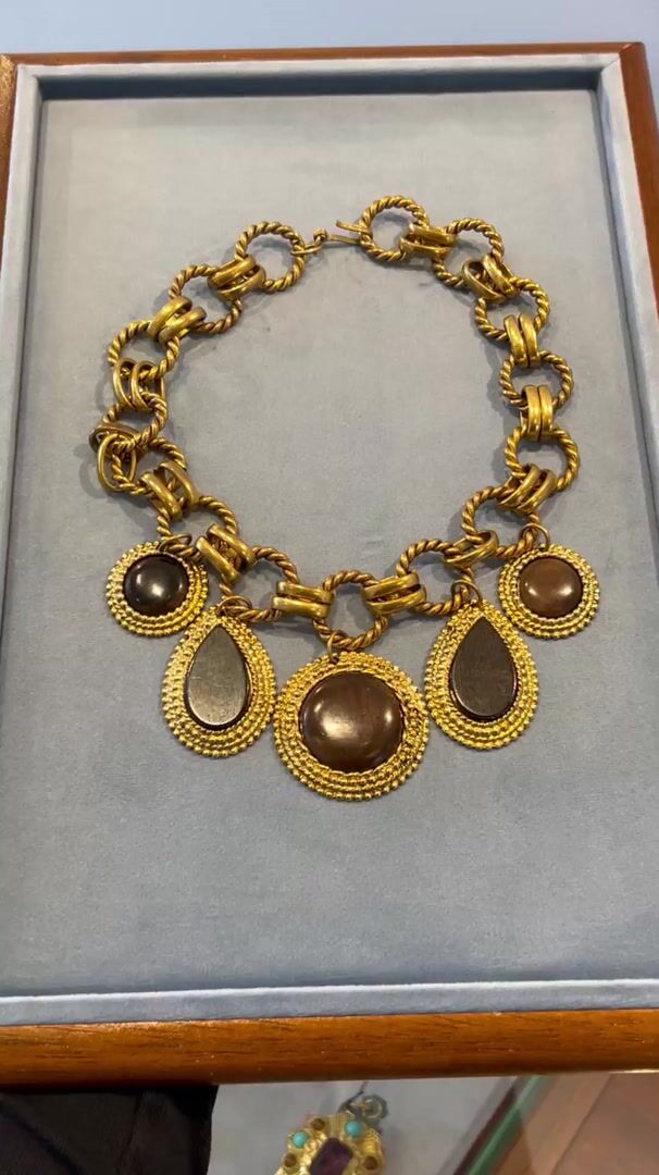 Edouard Rambaud 1980s Gold-Tone and Wood Charm Necklace — vidéo