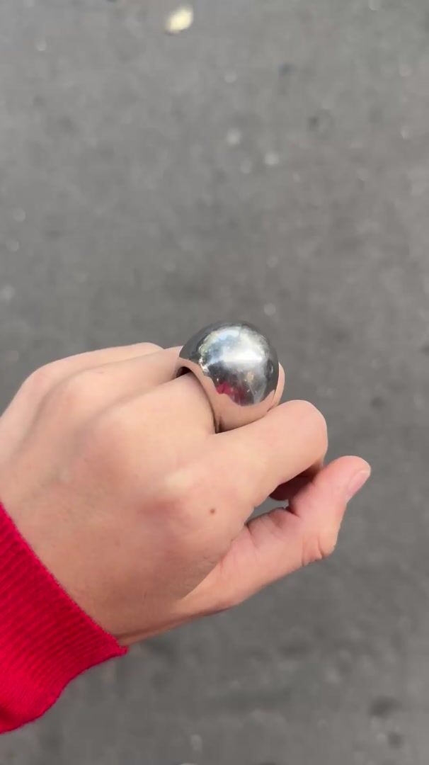 Bague dôme en argent — vidéo