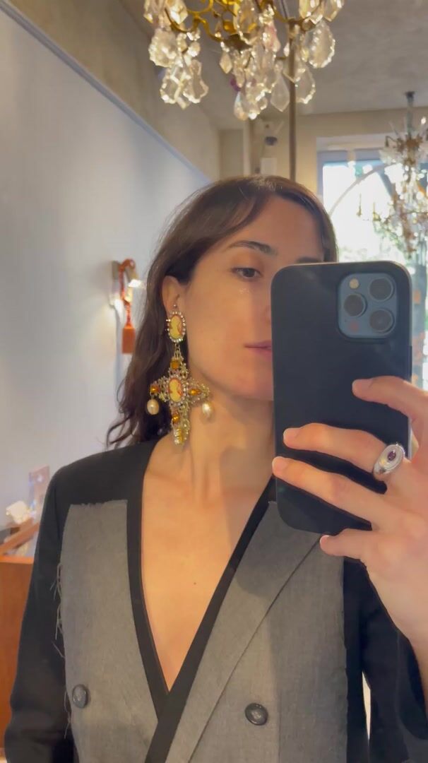 Baroque Cameo Cross Clip-On Earrings, Gold and Orange — vidéo
