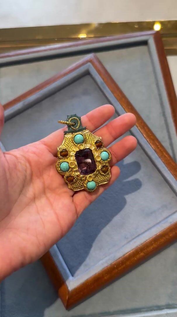 Handmade resin pendant with vintage amethyst stone — vidéo