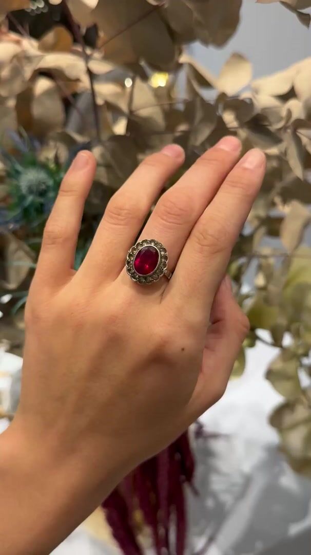 1930s Silver Daisy Ring, Marcasite and Synthetic Ruby — vidéo