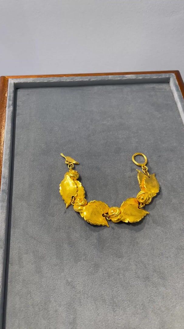 Il était une fois Golden Roses and Leaves Bracelet, 1980s — vidéo
