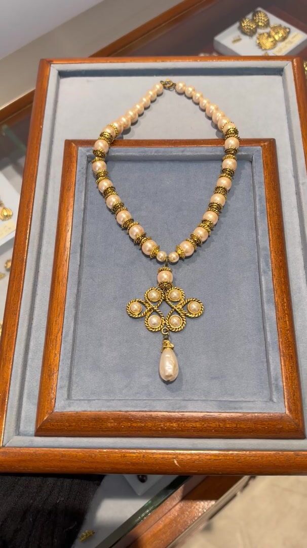 Collier romantique perles fantaisies et métal doré — vidéo