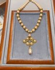 Collier romantique perles fantaisies et métal doré — vidéo