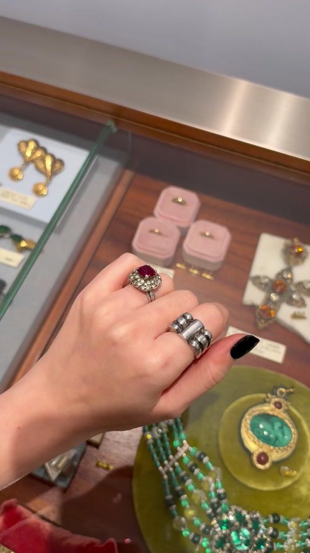 Silver daisy ring with synthetic ruby — vidéo