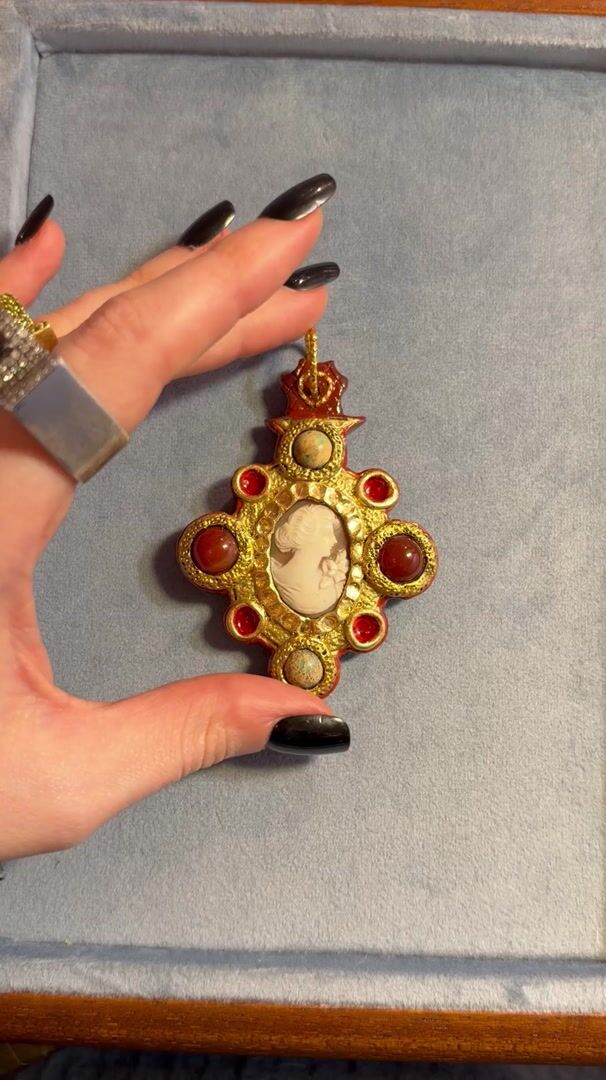 Pendentif artisanal en résine et camée vintage — vidéo