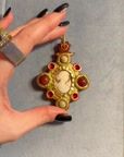 Pendentif artisanal en résine et camée vintage — vidéo