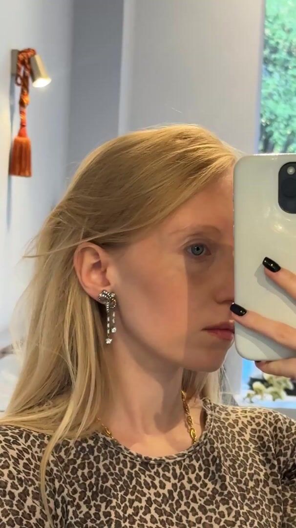 Art deco bow clip-on earrings in silver, 1930 — vidéo