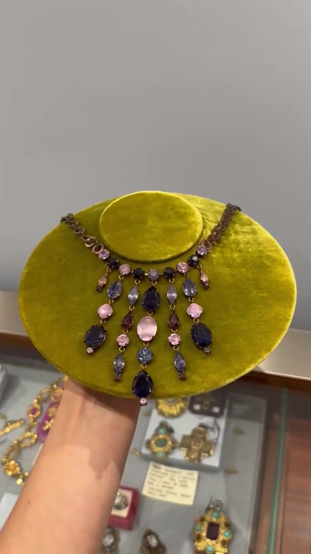 1960s Bronze-Tone Purple Rhinestone Statement Necklace — vidéo