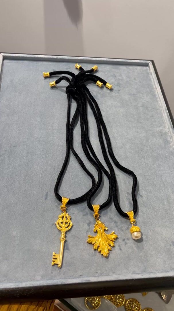 Prevost Black Velvet and Gilded Leaf Necklace — vidéo