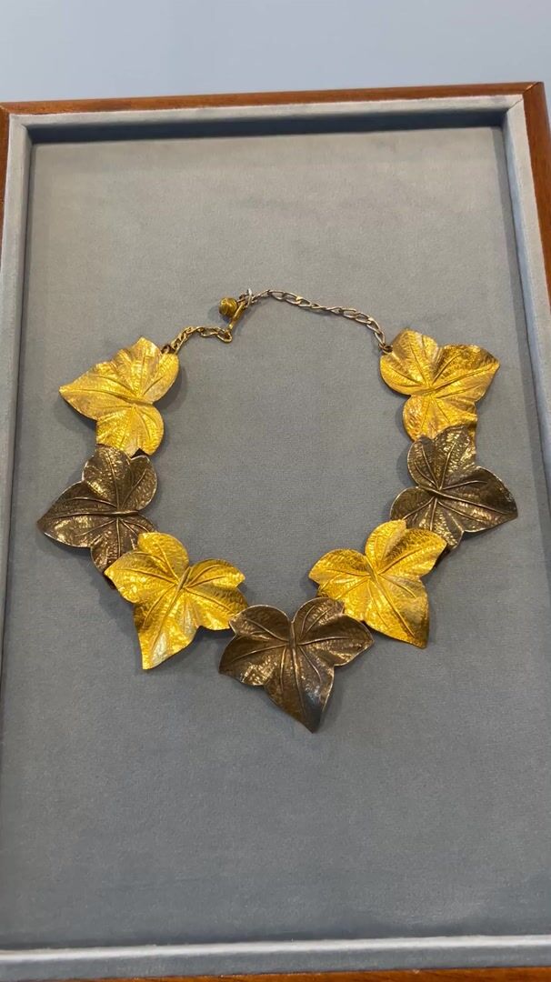 Collier feuilles en métal doré et argenté, années 1970 — vidéo