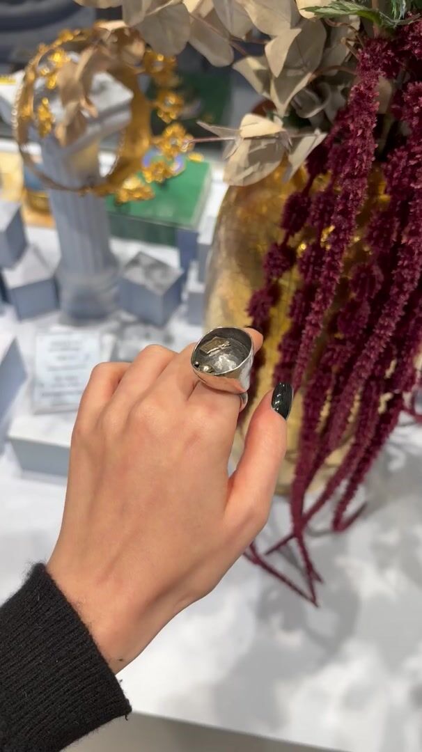 Bague d'artiste sculpturale en argent — vidéo