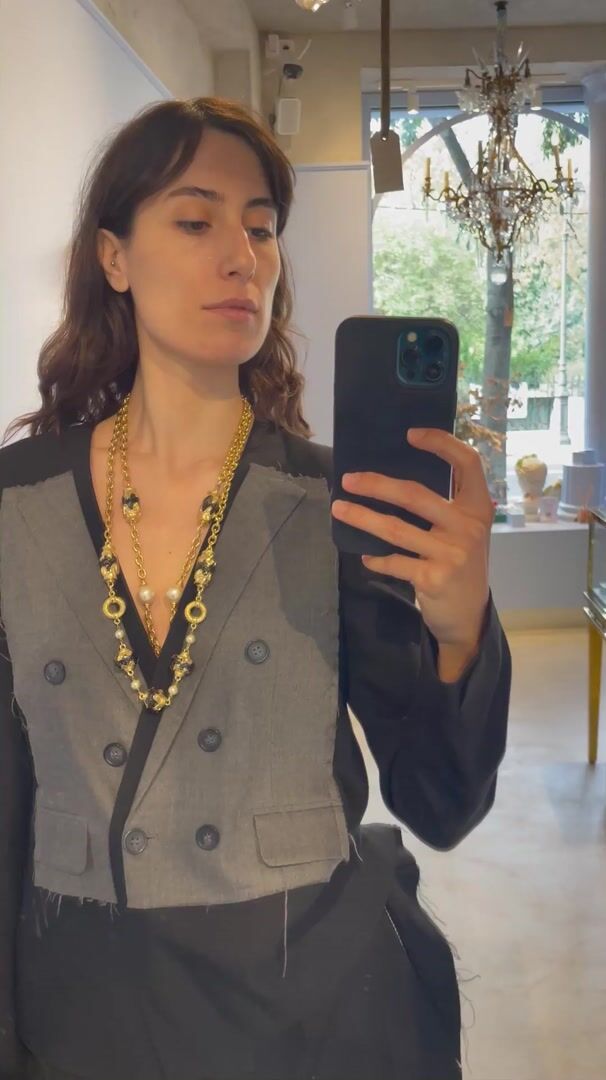 1980s Double Pearl Sautoir, Golden Metal and Resin — vidéo