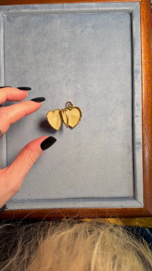 Pendentif cœur porte-photo plaqué or, style romantique — vidéo