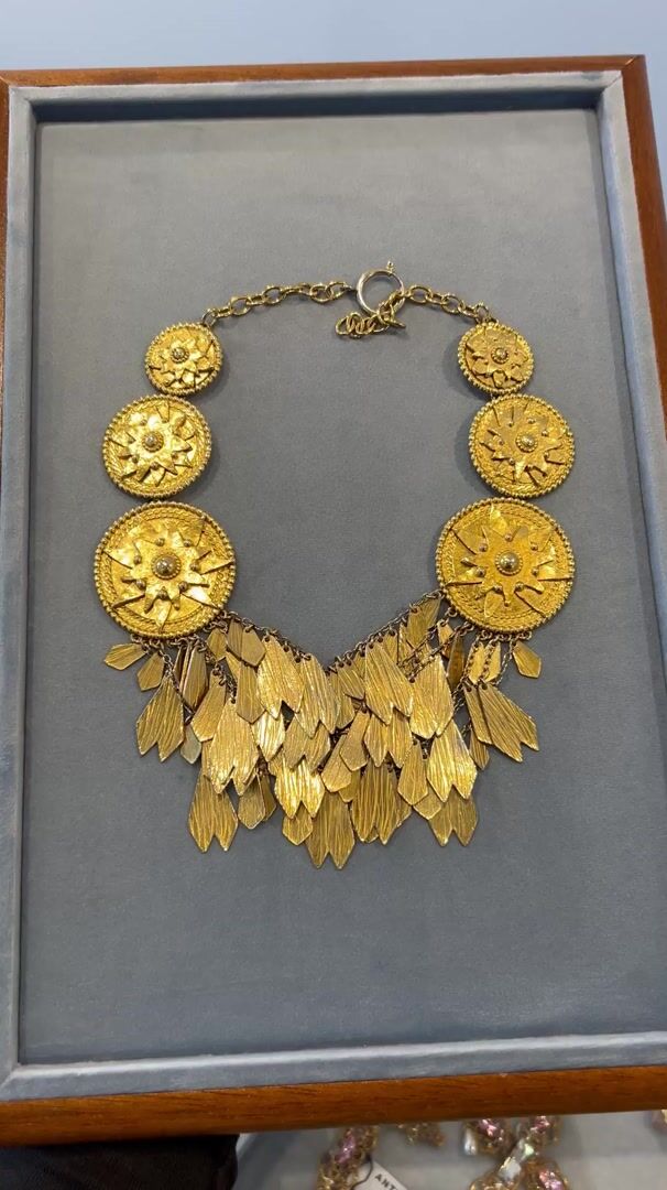 1970s Golden Flower Statement Necklace — vidéo