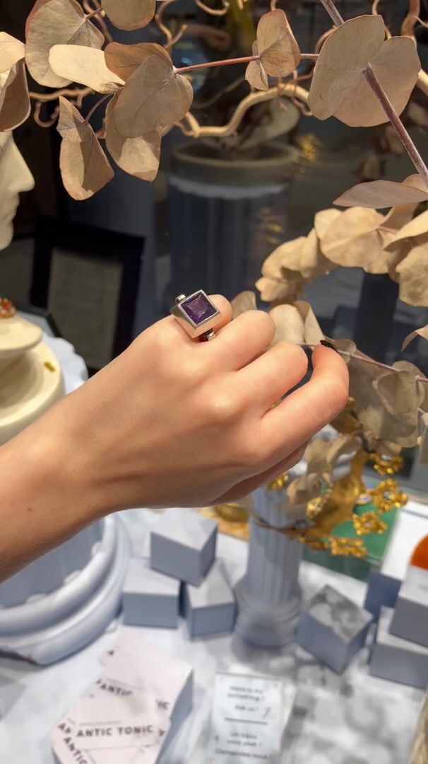 Architectural Silver Ring with Square Synthetic Amethyst — vidéo