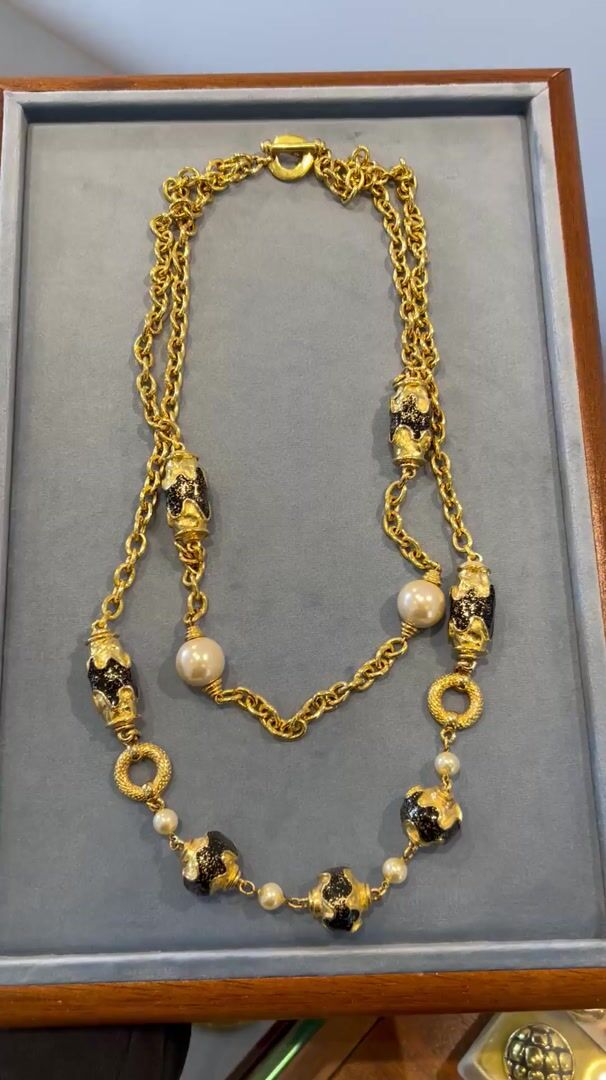 1980s Double Pearl Sautoir, Golden Metal and Resin — vidéo