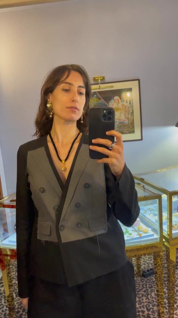 Prevost Black Velvet and Golden Acorn Necklace, 1990s — vidéo