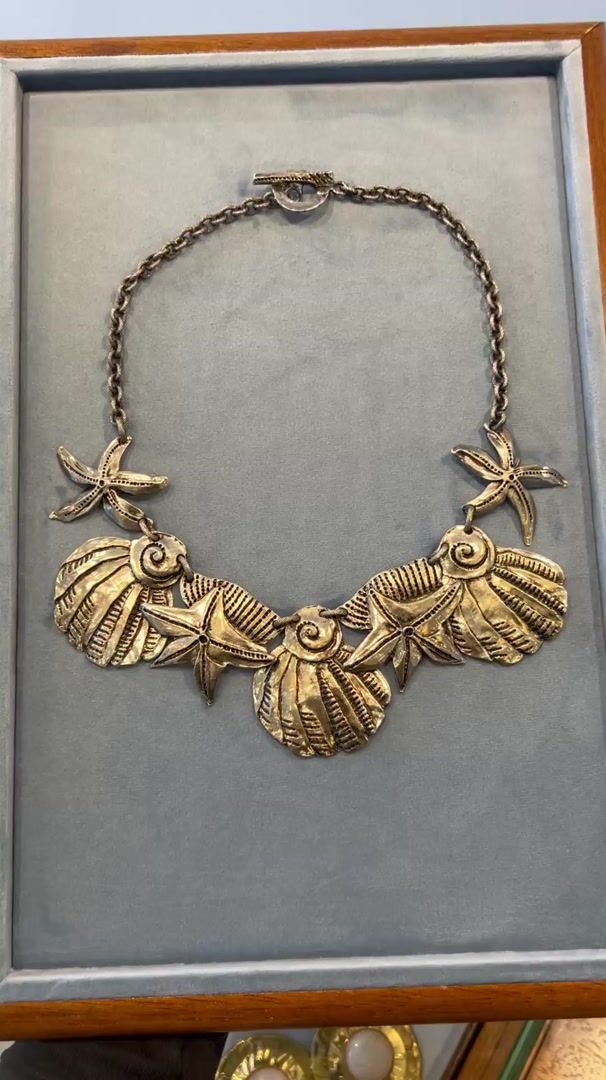 Pache Paris Silvery Metal Shell Necklace — vidéo