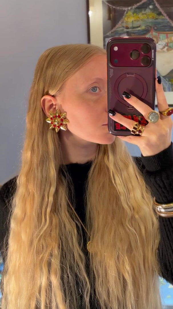 Gold and red flower clip-on earrings — vidéo