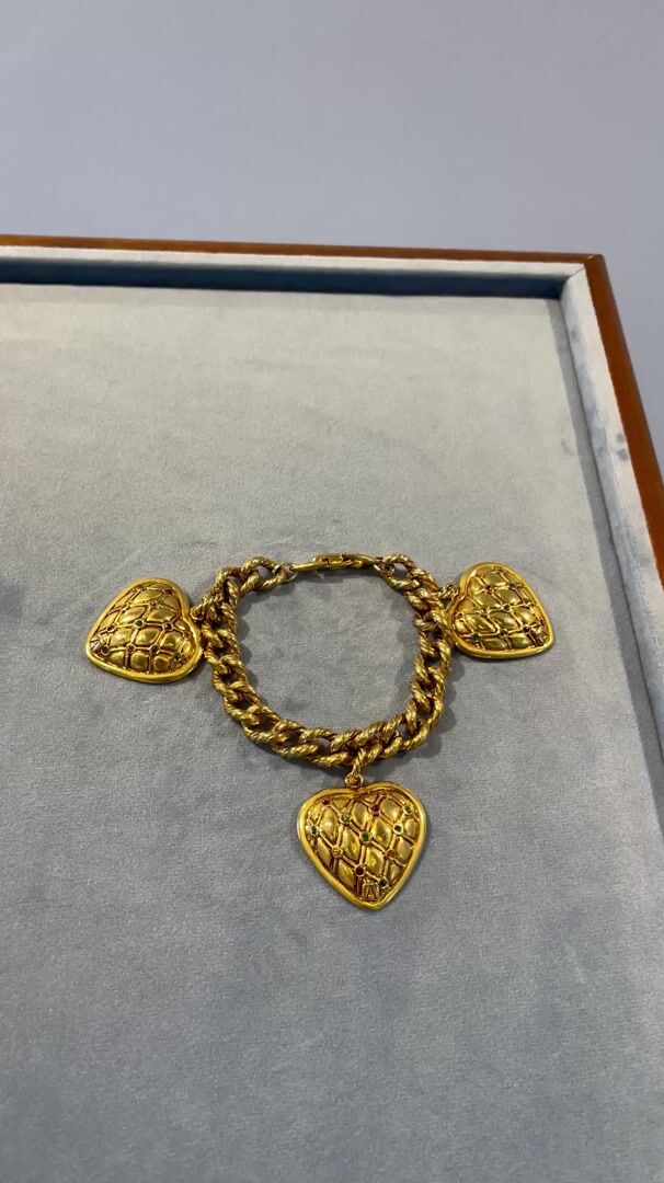 Gold-Tone Heart Charm Bracelet, couture spirit — vidéo