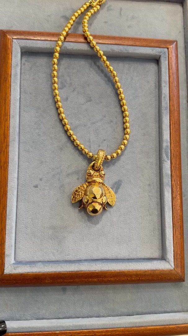 Collier abeille en résine galvanisée dorée, années 1970 — vidéo