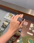 Bague sculpturale en argent pavée d'iolites — vidéo