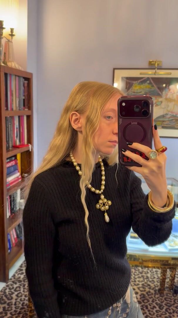 Collier romantique perles fantaisies et métal doré — vidéo