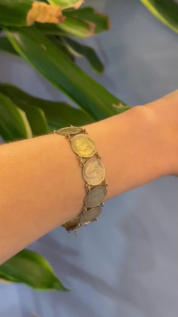 Bracelet de pièces en métal argenté, à l’effigie de la souveraine Victoria — vidéo