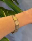 Bracelet de pièces en métal argenté, à l’effigie de la souveraine Victoria — vidéo