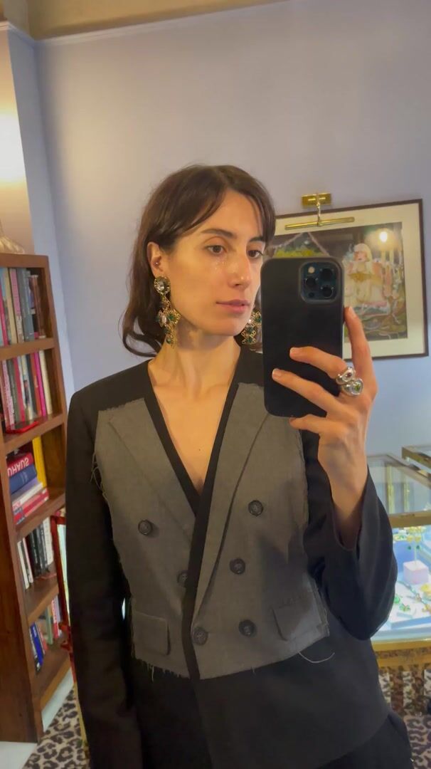 Boucles d'oreilles pendantes croix ajourée baroque, métal doré et strass verts — vidéo