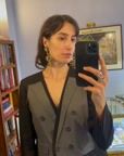 Boucles d'oreilles pendantes croix ajourée baroque, métal doré et strass verts — vidéo