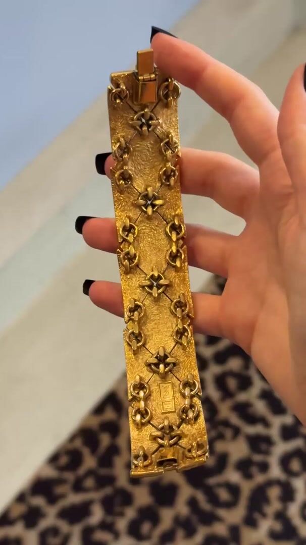 Bracelet Yves Saint Laurent en métal doré, années 1980 — vidéo