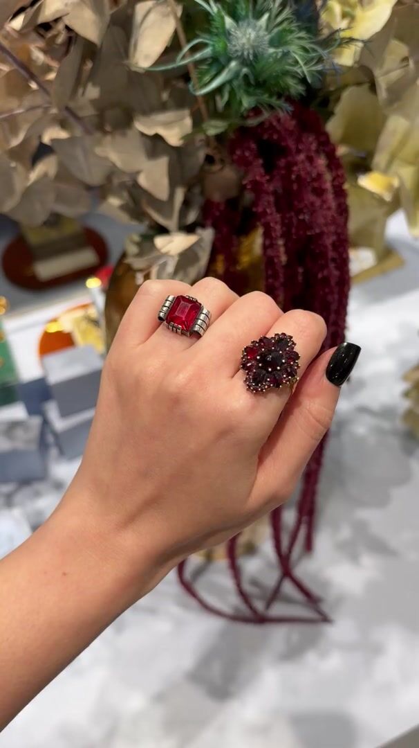 Bague Tank années 1930 en argent et verre rouge — vidéo